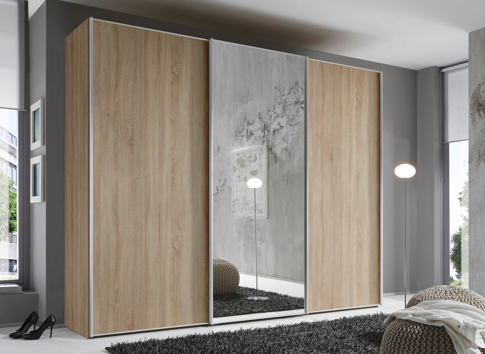 Schwebetürenschrank in Holzoptik mit Spiegel in einem modernen Schlafzimmer, seitliche Perspektive.