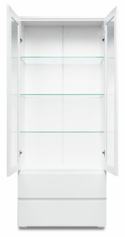 Weiße Vitrine mit Glastüren und drei Glasböden, frontal geöffnet.