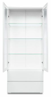 Weiße Vitrine mit Glastüren und drei Glasböden, frontal geöffnet.