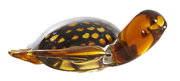 Glasornament in Form einer Schildkröte mit bernsteinfarbenen und gelben Mustern, seitliche Perspektive