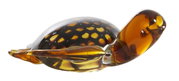 Glasornament in Form einer Schildkröte mit bernsteinfarbenen und gelben Mustern, seitliche Perspektive