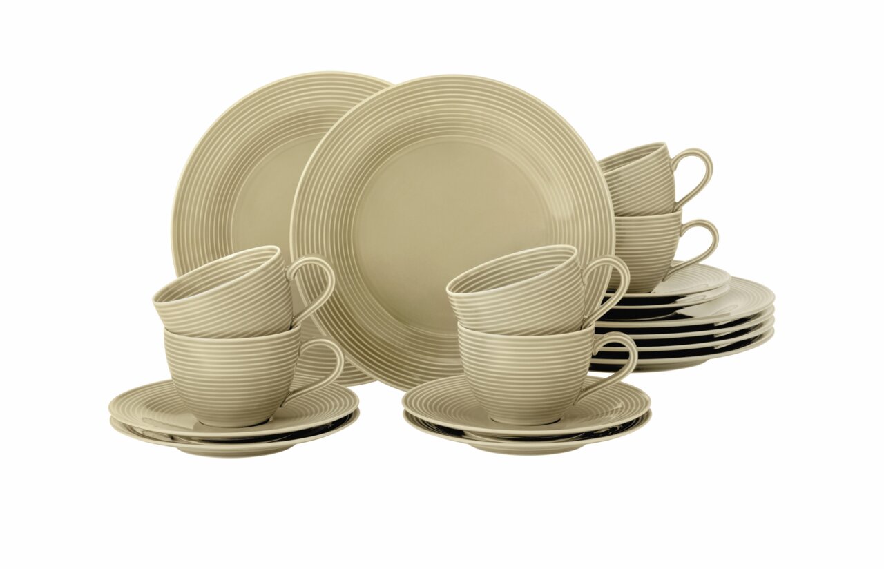 Koffieset Beat, 18-delig, kleur zand, in zijaanzicht, met kopjes, schotels en borden in een elegant geribbeld ontwerp.