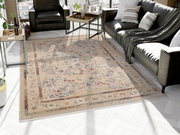 Orientteppich MYSTIC in einem modernen Wohnzimmer, von oben betrachtet, mit einem eleganten Muster in Beige- und Rottönen.