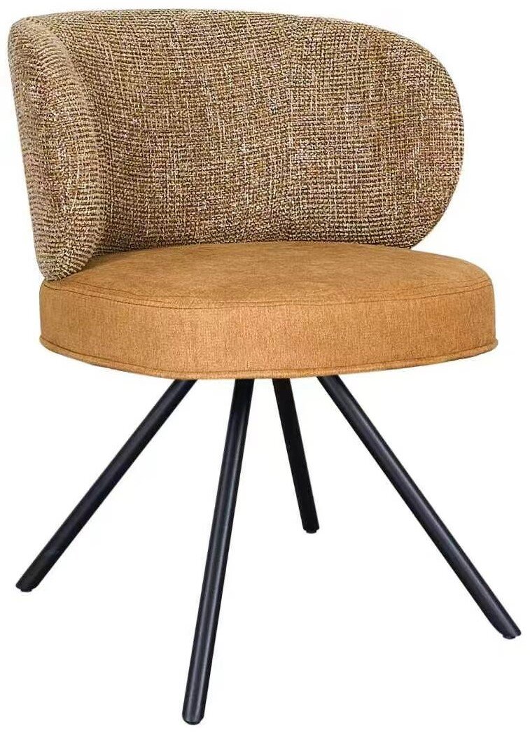 Moderne eetkamerstoel met ronde zitting in cognacbruin en gebogen rugleuning in beige gemêleerde stof, zwarte metalen poten, schuin van voren gefotografeerd.