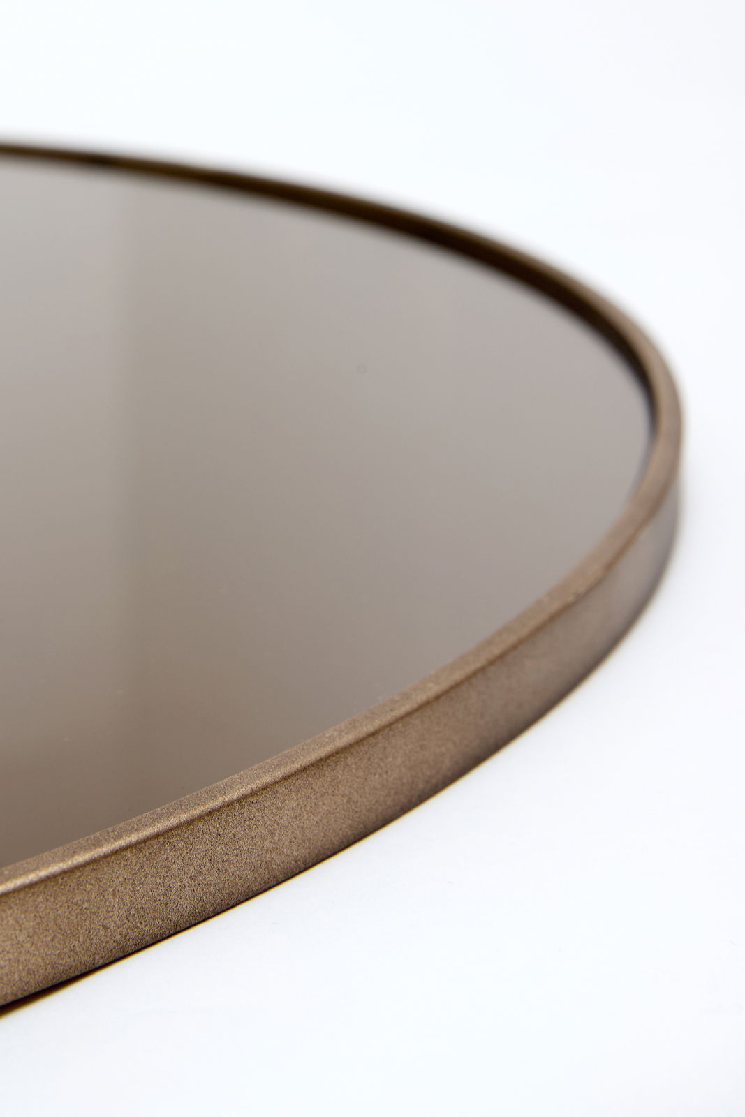 Light&Living Spiegel ESPEJO Nahaufnahme eines runden Spiegels mit bronzefarbenem Rahmen, seitliche Perspektive.