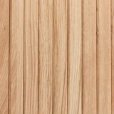 Nahaufnahme von Holzlatten in natürlicher Holzfarbe, vertikale Anordnung