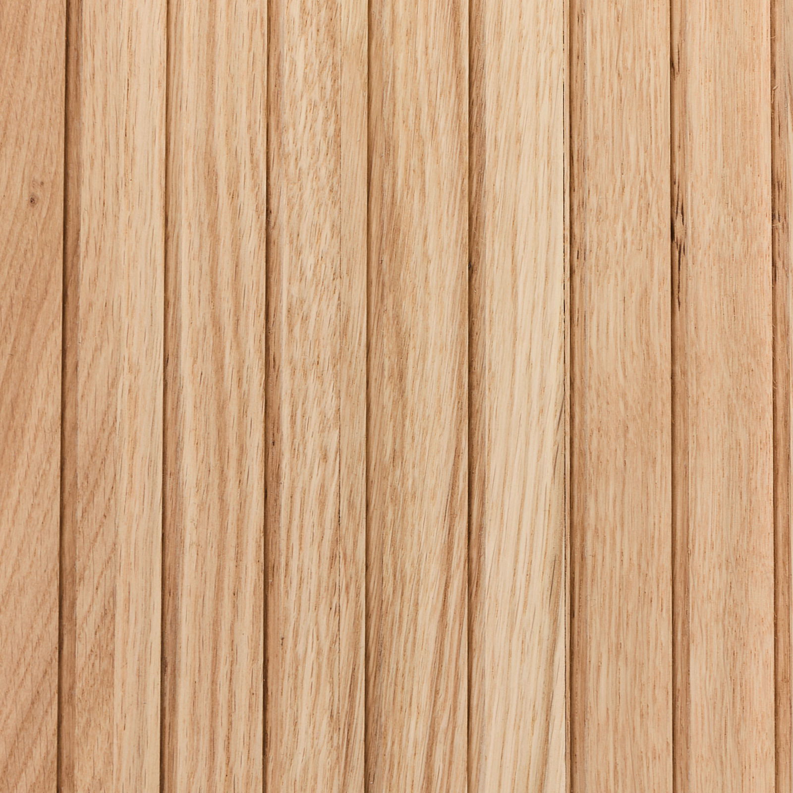 Nahaufnahme von Holzlatten in natürlicher Holzfarbe, vertikale Anordnung