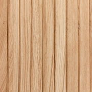 Nahaufnahme von Holzlatten in natürlicher Holzfarbe, vertikale Anordnung