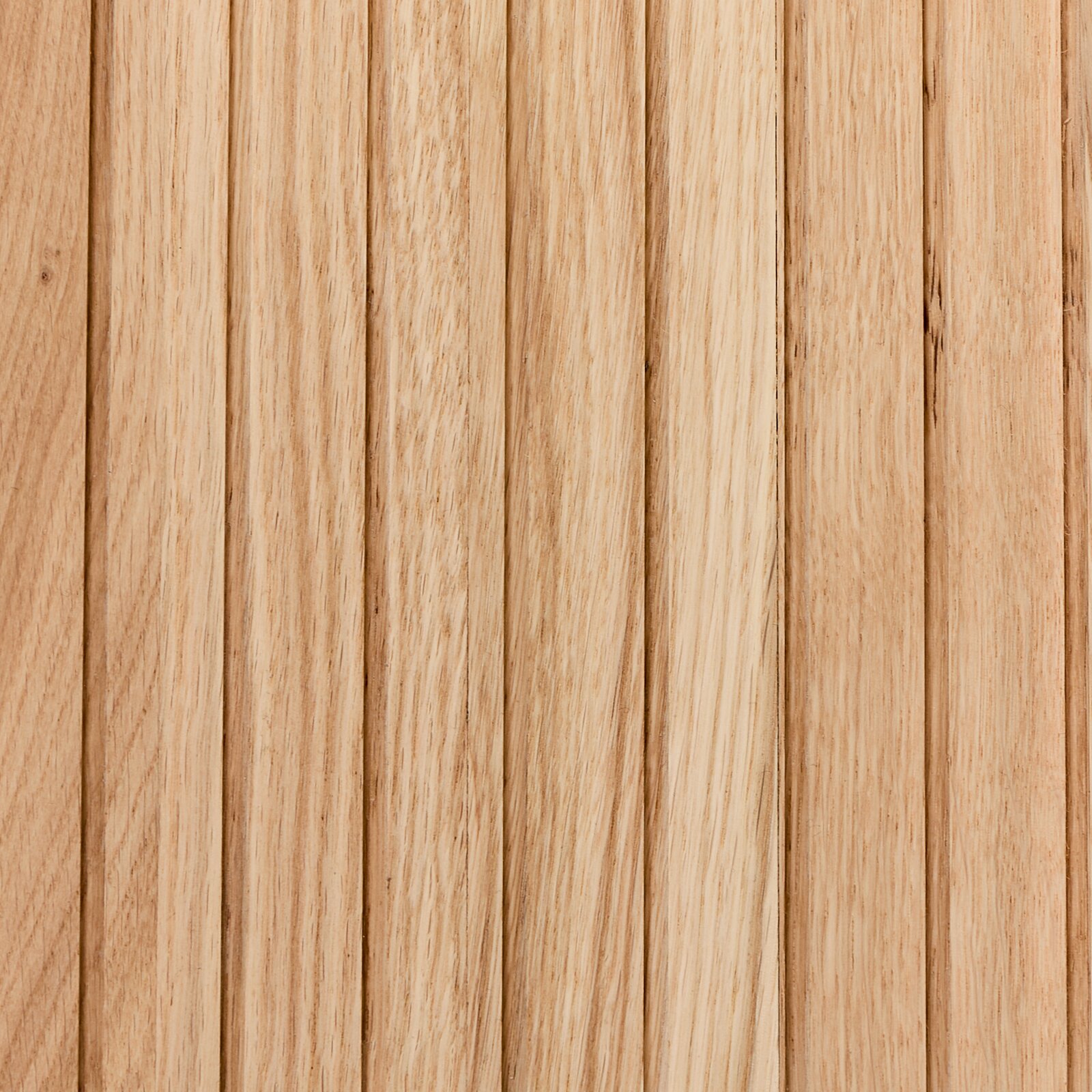 Nahaufnahme von Holzlatten in natürlicher Holzfarbe, vertikale Anordnung