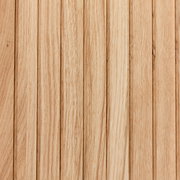 Nahaufnahme von Holzlatten in natürlicher Holzfarbe, vertikale Anordnung
