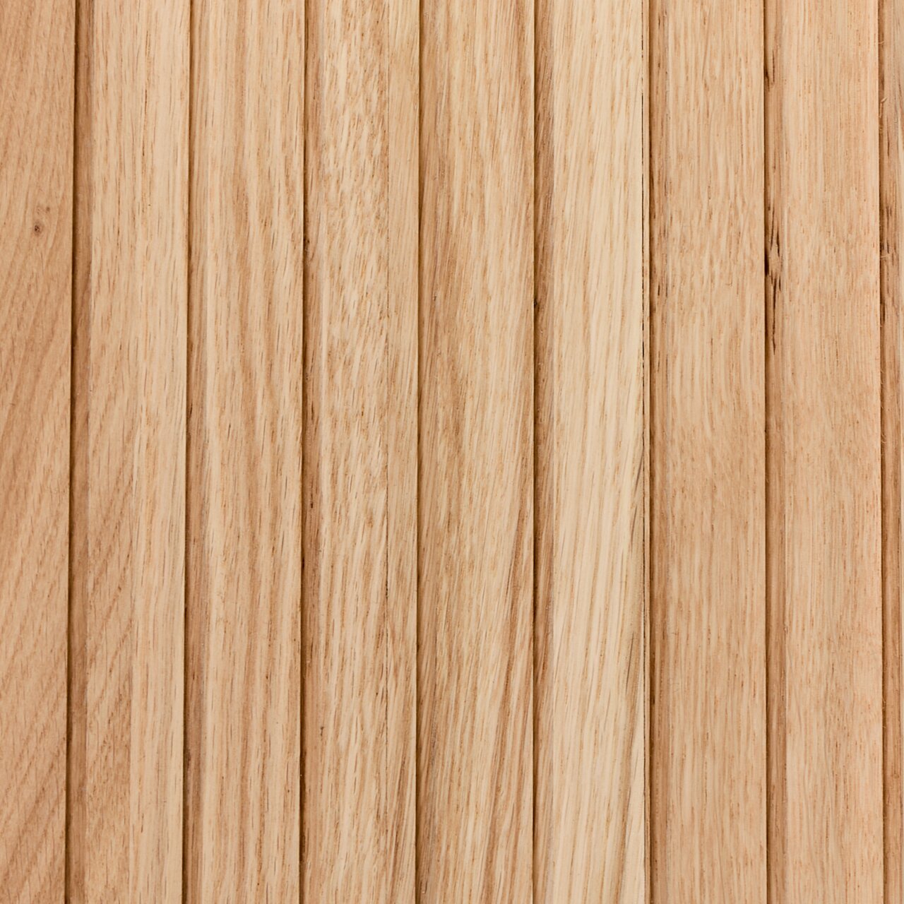 Nahaufnahme von Holzlatten in natürlicher Holzfarbe, vertikale Anordnung