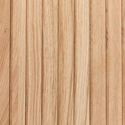 Nahaufnahme von Holzlatten in natürlicher Holzfarbe, vertikale Anordnung