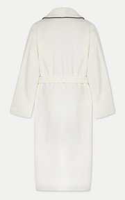 Rückansicht eines weißen Bademantels mit Schalkragen und Gürtel