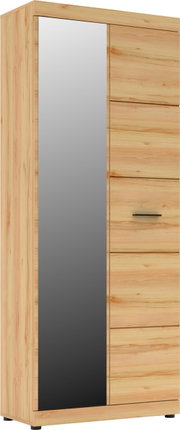 Hoge kledingkast van licht hout met links een grote spiegeldeur en rechts een houten deur met een zwarte handgreep, vrijstaand op een witte achtergrond, gezien vanaf de voorkant.