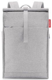 Grauer urbaner Rolltop-Rucksack von vorne mit rotem Markenetikett an der Seite