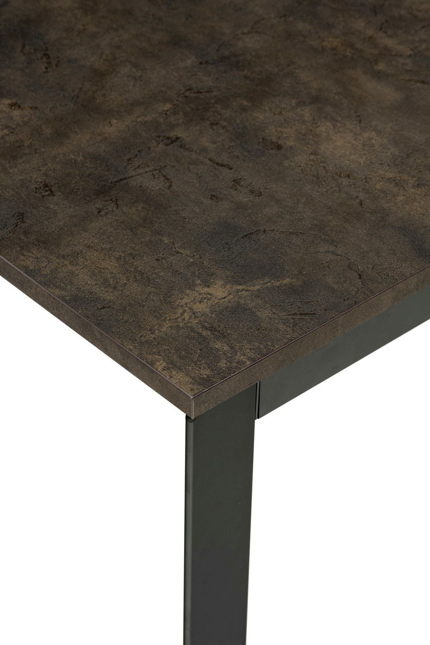 Nahaufnahme eines Esstisches mit dunkler, strukturierter Tischplatte und schwarzem Metallbein, Perspektive von oben.