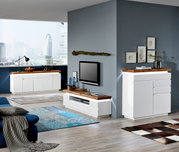 Moderne Wohnzimmermöbel in Weiß mit Holzoberflächen, darunter ein TV-Lowboard, ein Sideboard und eine Kommode, aus der Perspektive eines offenen Wohnbereichs mit Blick auf die Stadt.