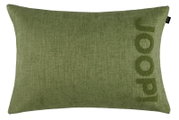 Rechteckiges Joop! Dekokissen in Olivgrün mit weicher Webstruktur und vertikal eingewebtem Markenlogo, frontal abgebildet