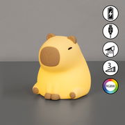 Gelbes Akku-Nachtlicht in Form eines sitzenden Schweins, frontal fotografiert, mit USB-Ladefunktion und RGBW-Farbwechsel.