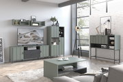 Modernes Wohnzimmer mit Sideboard SHIRLEY in graugrünem Design, frontal betrachtet. Das Sideboard steht neben einem großen Fenster und ist Teil einer stilvollen Einrichtung mit weiteren Möbelstücken und Dekorationen.