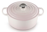 Runder Bräter von Le Creuset in zartem Rosa, 24 cm Durchmesser, aus der Vogelperspektive fotografiert.