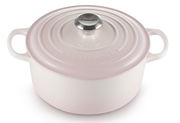 Runder Bräter von Le Creuset in zartem Rosa, 24 cm Durchmesser, aus der Vogelperspektive fotografiert.