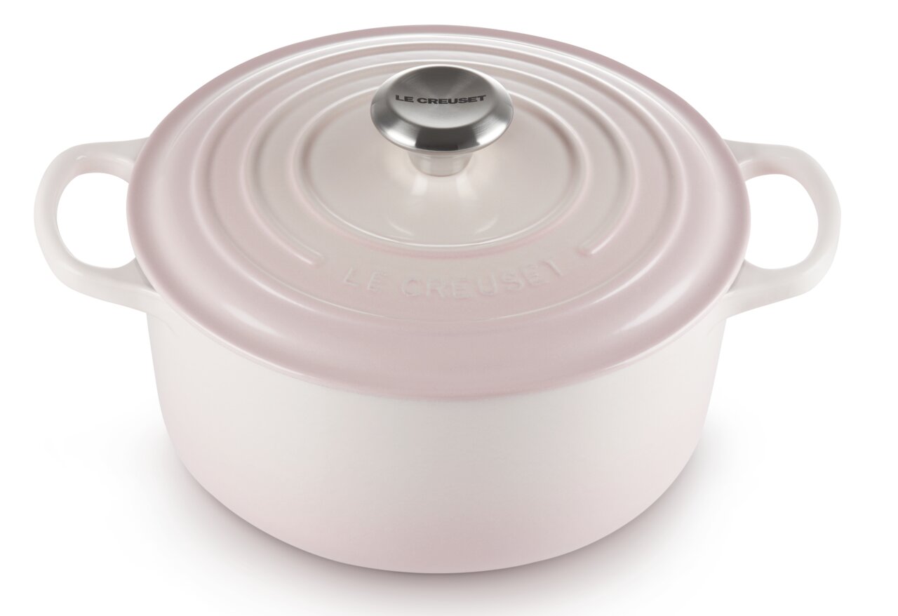 Runder Bräter von Le Creuset in zartem Rosa, 24 cm Durchmesser, aus der Vogelperspektive fotografiert.