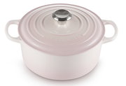 Runder Bräter von Le Creuset in zartem Rosa, 24 cm Durchmesser, aus der Vogelperspektive fotografiert.