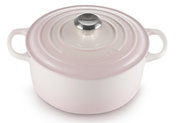 Ronde braadpan van Le Creuset in zachtroze, diameter 24 cm, gefotografeerd vanuit vogelperspectief.