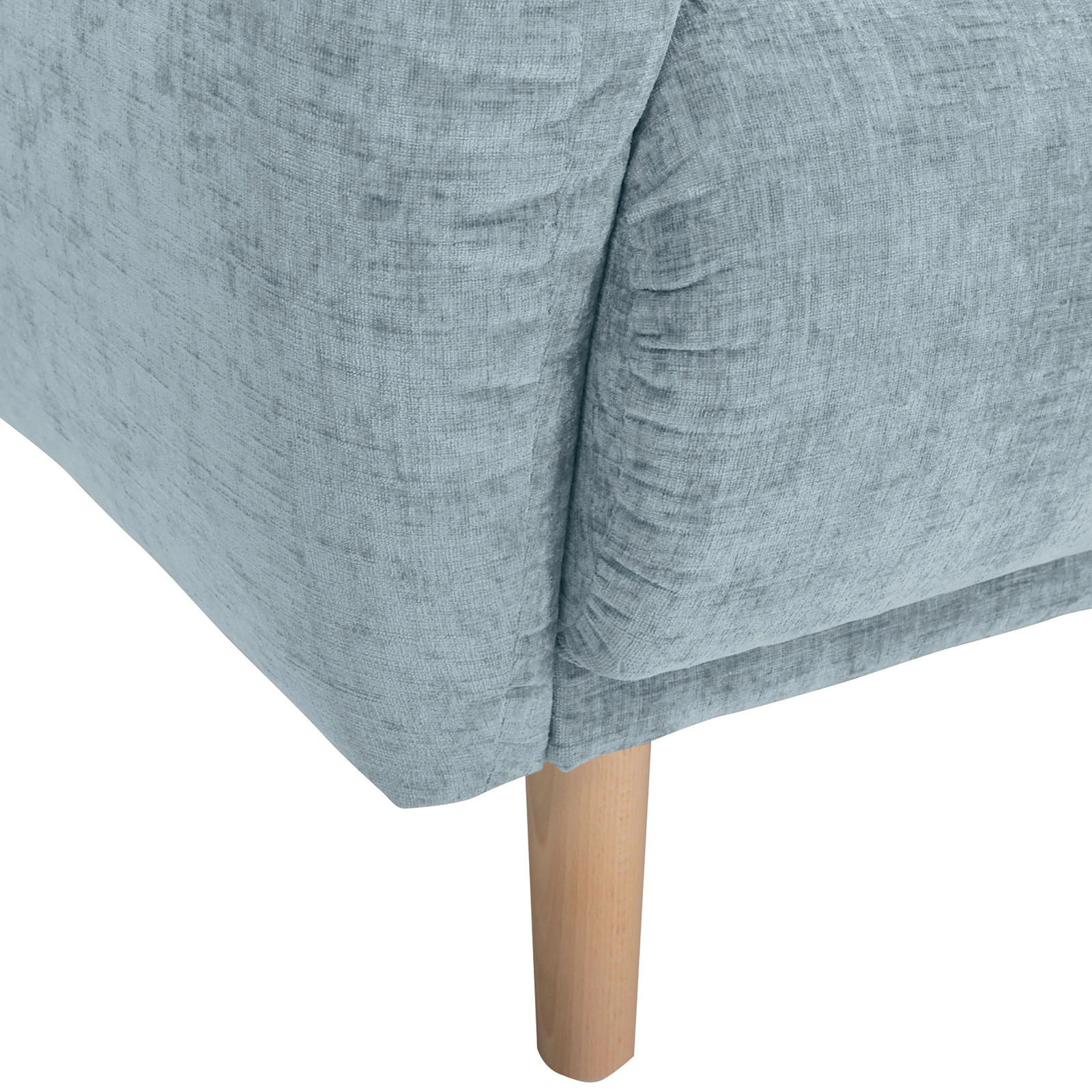 Nahaufnahme einer hellblauen Sofaecke mit Holzbein, Perspektive von unten.