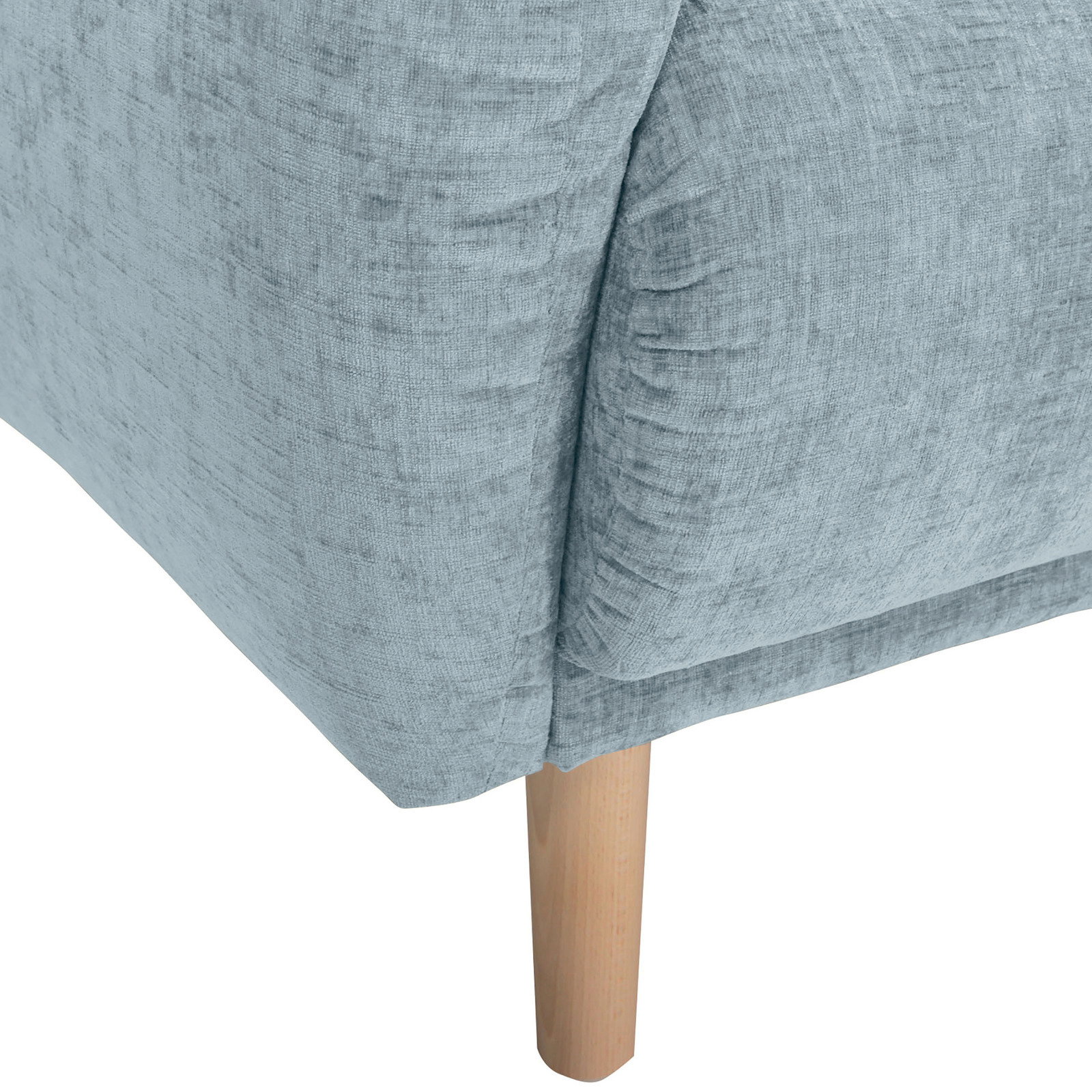 Nahaufnahme einer hellblauen Sofaecke mit Holzbein, Perspektive von unten.