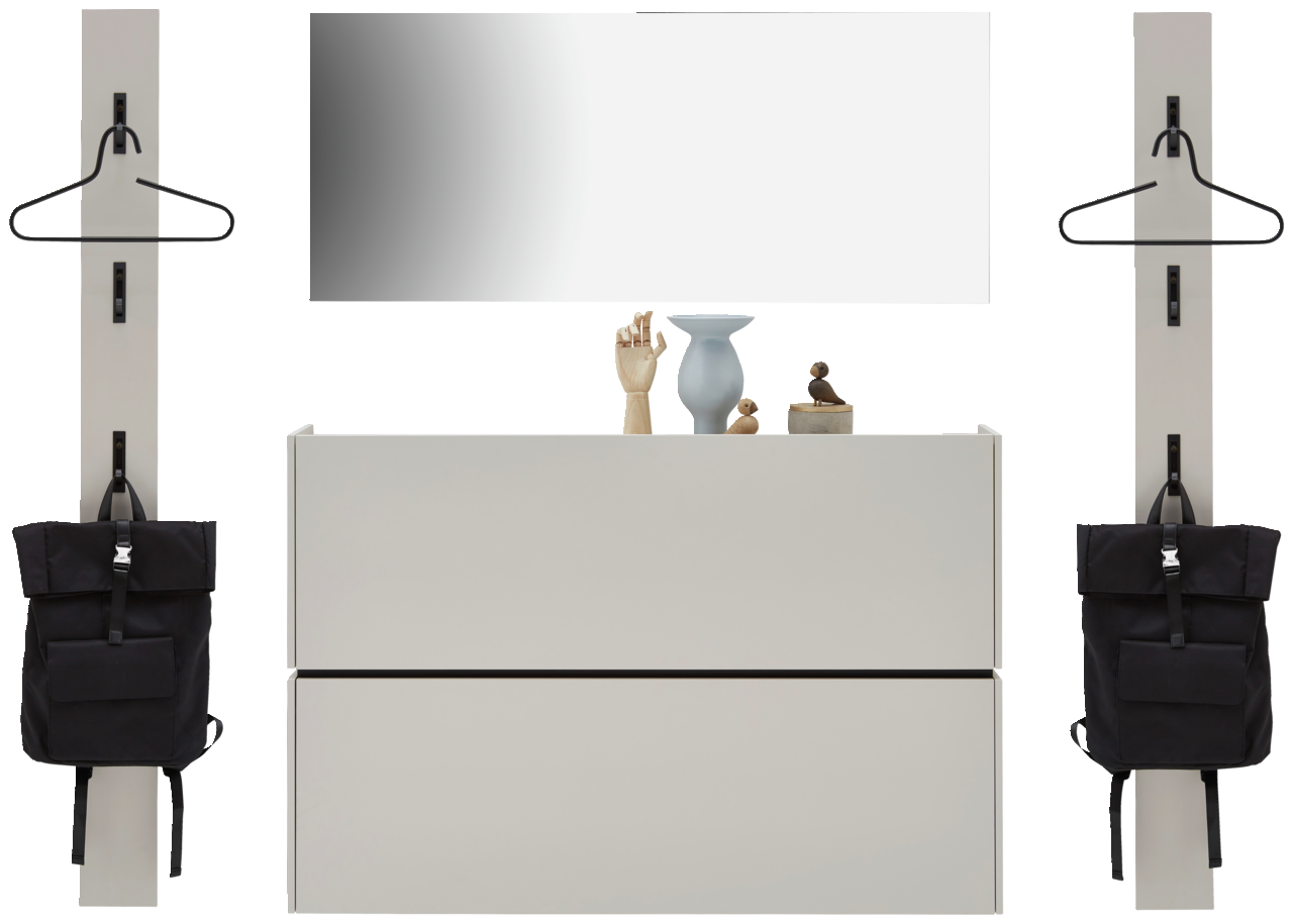 Frontale Ansicht eines modernen Garderoben-Sets in Kaschmirfarbe mit Spiegel, zwei Hakenleisten und einer Kommode, dekoriert mit Vasen und Figuren.
