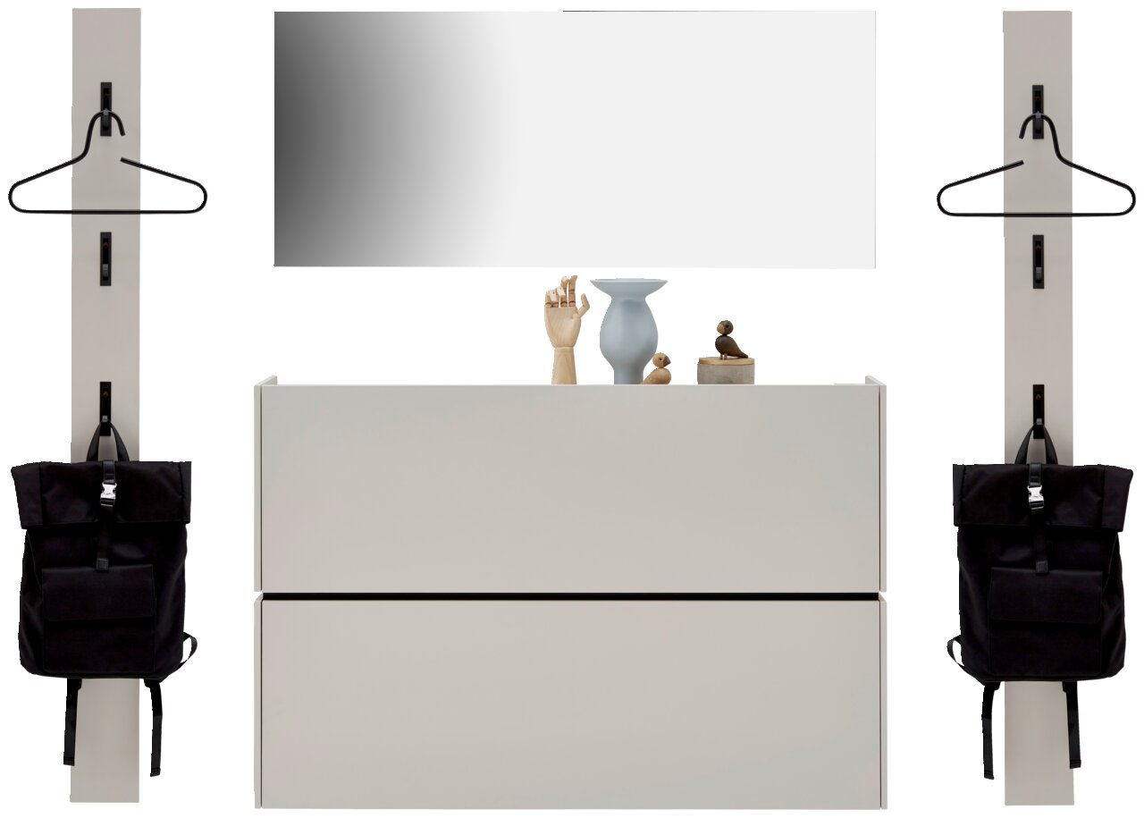 Frontale Ansicht eines modernen Garderoben-Sets in Kaschmirfarbe mit Spiegel, zwei Hakenleisten und einer Kommode, dekoriert mit Vasen und Figuren.