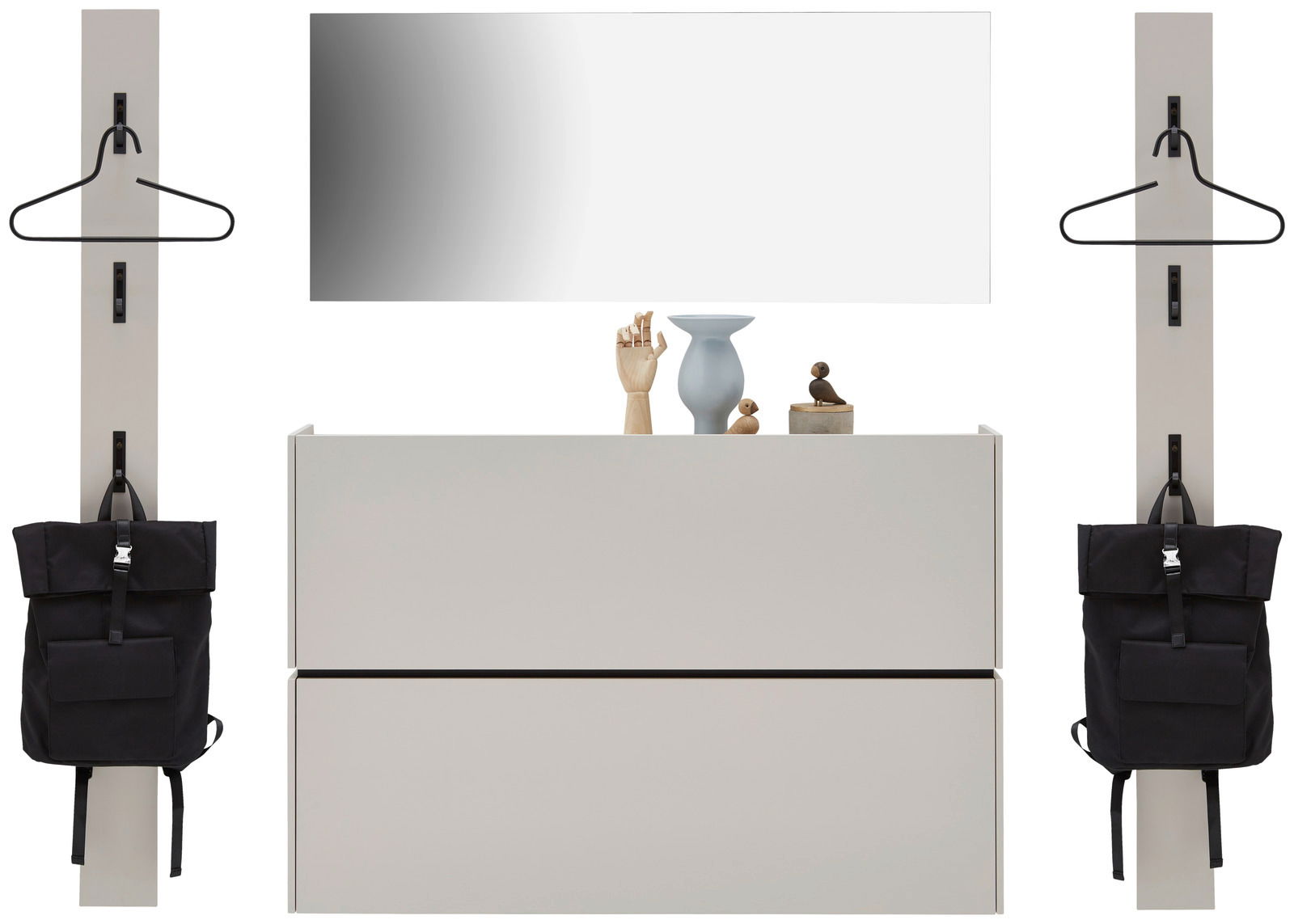 Frontale Ansicht eines modernen Garderoben-Sets in Kaschmirfarbe mit Spiegel, zwei Hakenleisten und einer Kommode, dekoriert mit Vasen und Figuren.