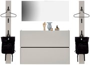 Frontale Ansicht eines modernen Garderoben-Sets in Kaschmirfarbe mit Spiegel, zwei Hakenleisten und einer Kommode, dekoriert mit Vasen und Figuren.