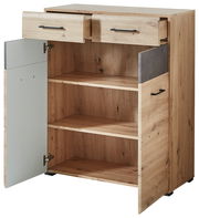 Holz-Garderobenschrank mit zwei offenen Schubladen und einer geöffneten Tür, die zwei Regalböden zeigt. Perspektive von vorne.