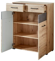 Holz-Garderobenschrank mit zwei offenen Schubladen und einer geöffneten Tür, die zwei Regalböden zeigt. Perspektive von vorne.