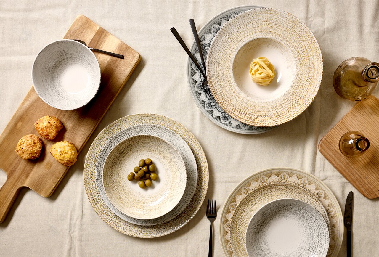 Ritzenhoff & Breker Müslischale RIMINI Vogelperspektive auf einen gedeckten Tisch mit verschiedenen Tellern und einer Müslischale, gefüllt mit Oliven, auf einem Holzbrett.