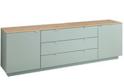TV-Sideboard in hellem Holz und grauer Farbe, mit drei Schubladen und zwei Türen, seitliche Perspektive