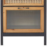 Detailansicht einer Nachtkommode mit einem oberen Fach aus Rattan und einem unteren Fach mit geriffeltem Glas, Holzrahmen und Metallgriff.