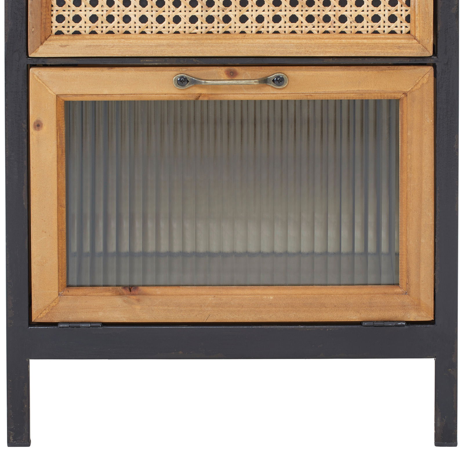 Detailansicht einer Nachtkommode mit einem oberen Fach aus Rattan und einem unteren Fach mit geriffeltem Glas, Holzrahmen und Metallgriff.