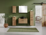 Moderner Spiegelschrank 80 cm in einem stilvollen Badezimmer mit grüner Wand und Holzmöbeln, Frontalansicht.