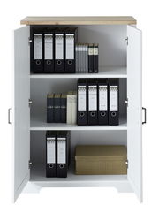 Offener Aktenschrank der Serie JUDITH mit zwei Regalböden, gefüllt mit Ordnern und Büchern, aus der Frontperspektive.