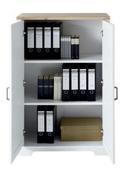 Offener Aktenschrank der Serie JUDITH mit zwei Regalböden, gefüllt mit Ordnern und Büchern, aus der Frontperspektive.