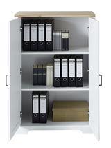 Offener Aktenschrank der Serie JUDITH mit zwei Regalböden, gefüllt mit Ordnern und Büchern, aus der Frontperspektive.