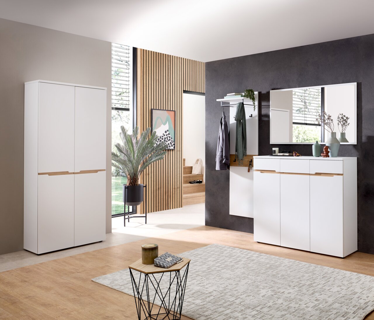 XORA Hoge XL-schoenenkast MEMPHIS Moderne garderobe-inrichting met witte XL-schoenenkast en spiegel, zijaanzicht