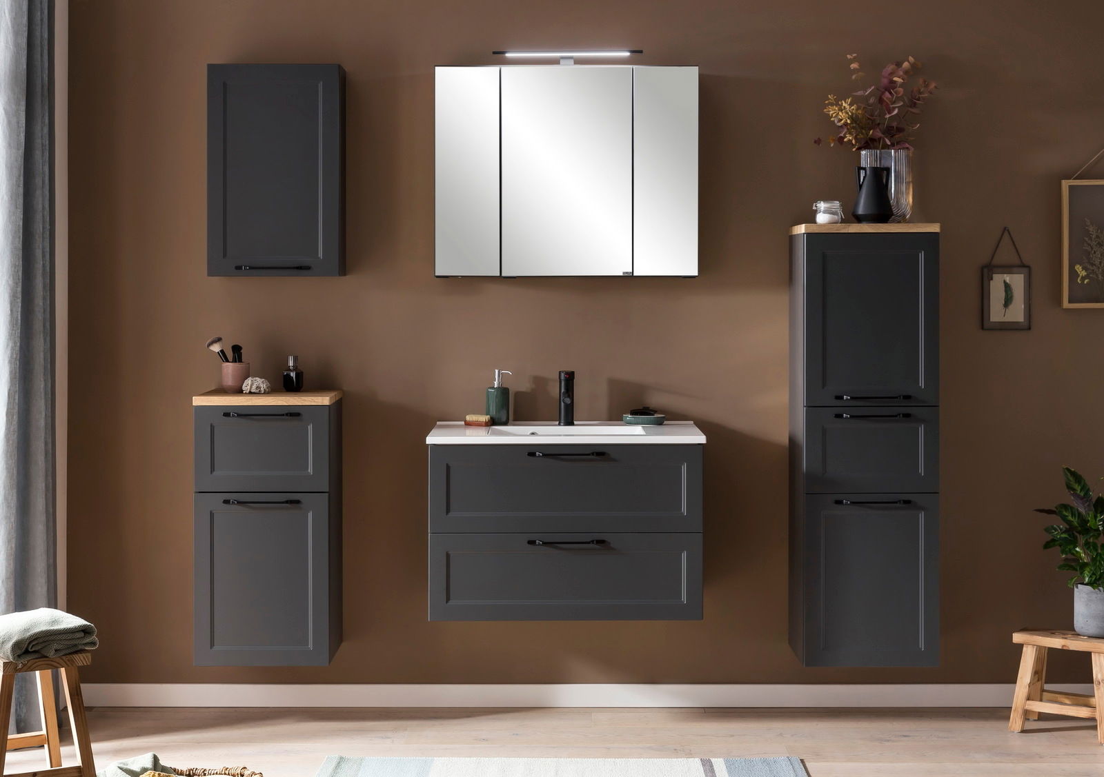 Moderner Midischrank in dunklem Design, Teil eines stilvollen Badezimmersets, frontal abgebildet.