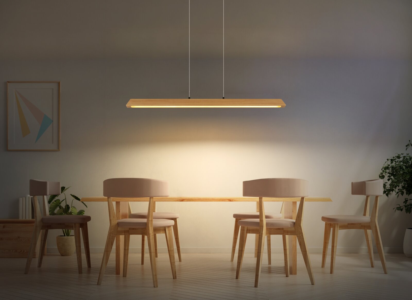 Minimalistische, längliche Holz-Pendelleuchte mit warmweißem Licht über einem Esstisch im modernen Esszimmer, Frontansicht auf Augenhöhe