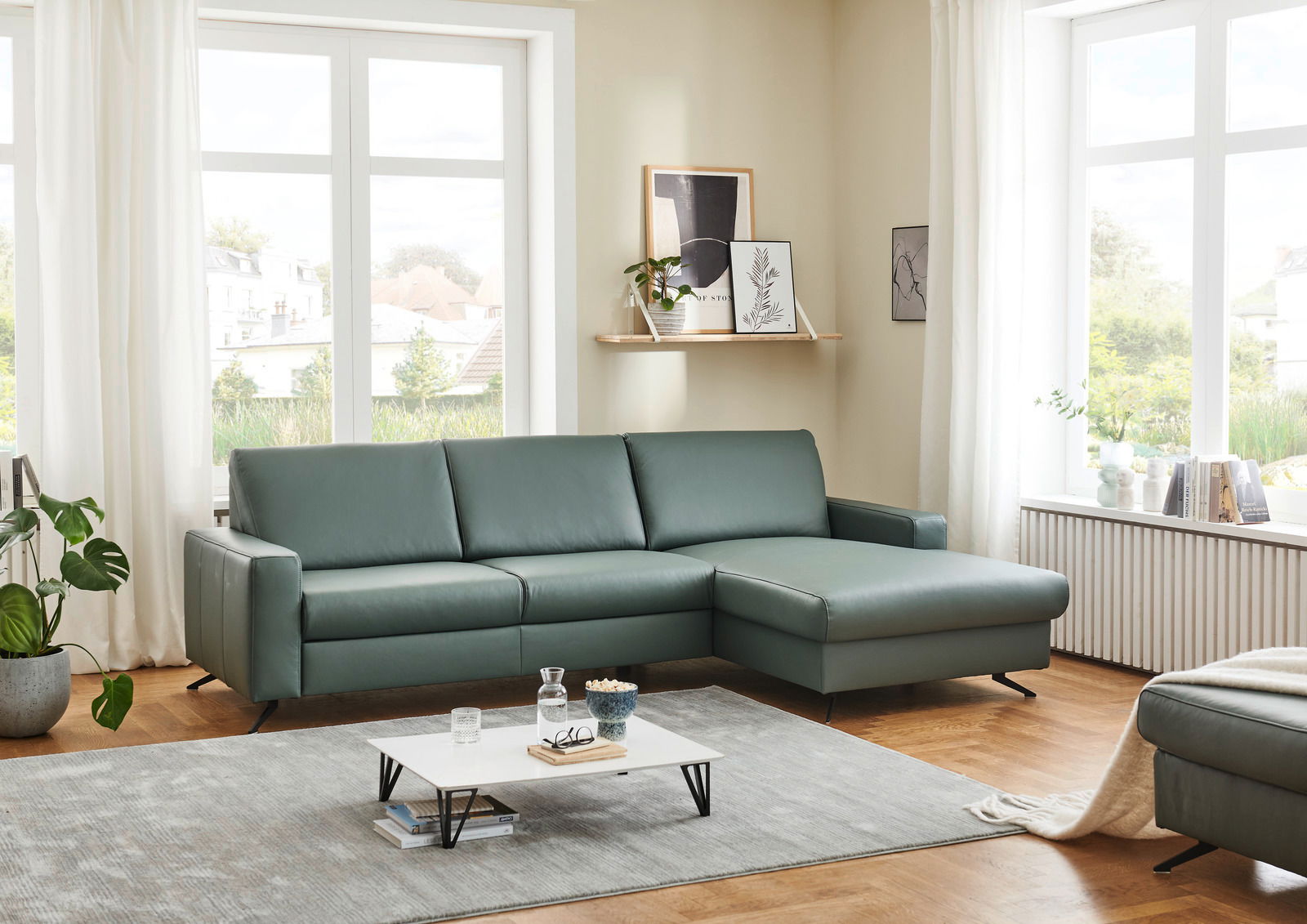 Grüne Longchairkombination Beldomo Premium PERFECT-L in einem modernen Wohnzimmer, seitliche Perspektive.