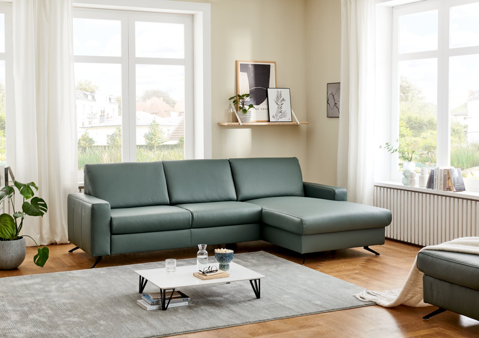 Beldomo Premium Longchairkombination PERFECT-L Grüne Longchairkombination Beldomo Premium PERFECT-L in einem modernen Wohnzimmer, seitliche Perspektive.